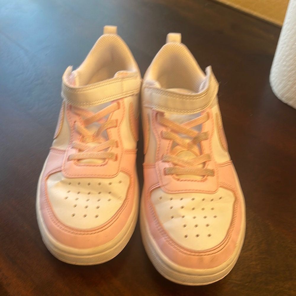 Nike borough court low size 2Y pink and white sneakers in great condition